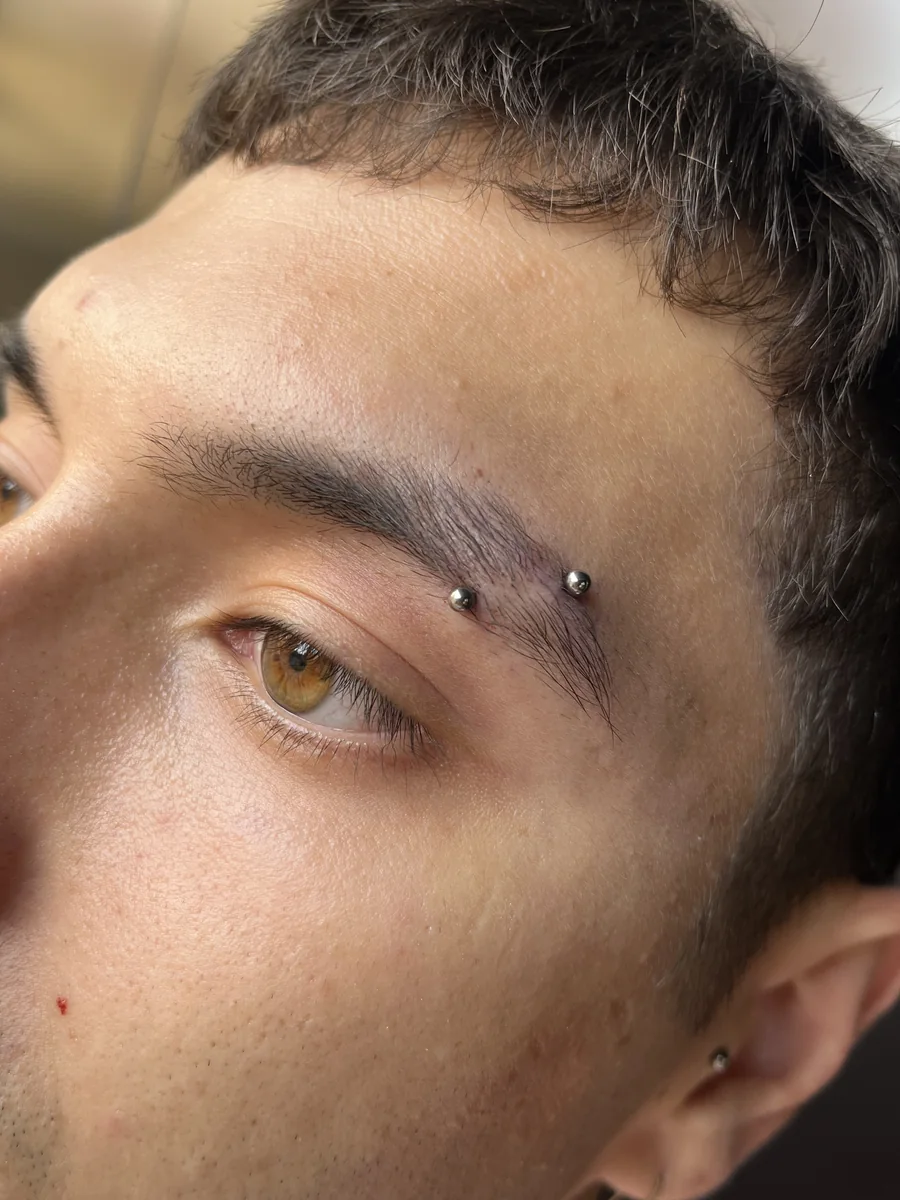 Piercing en la ceja realizado en The Club