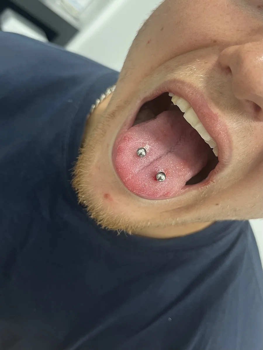 Piercing doble en la lengua realizado en The Club