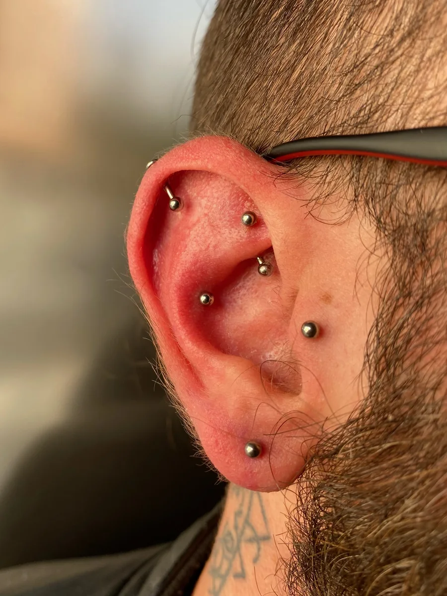 Piercings en la oreja realizados en The Club