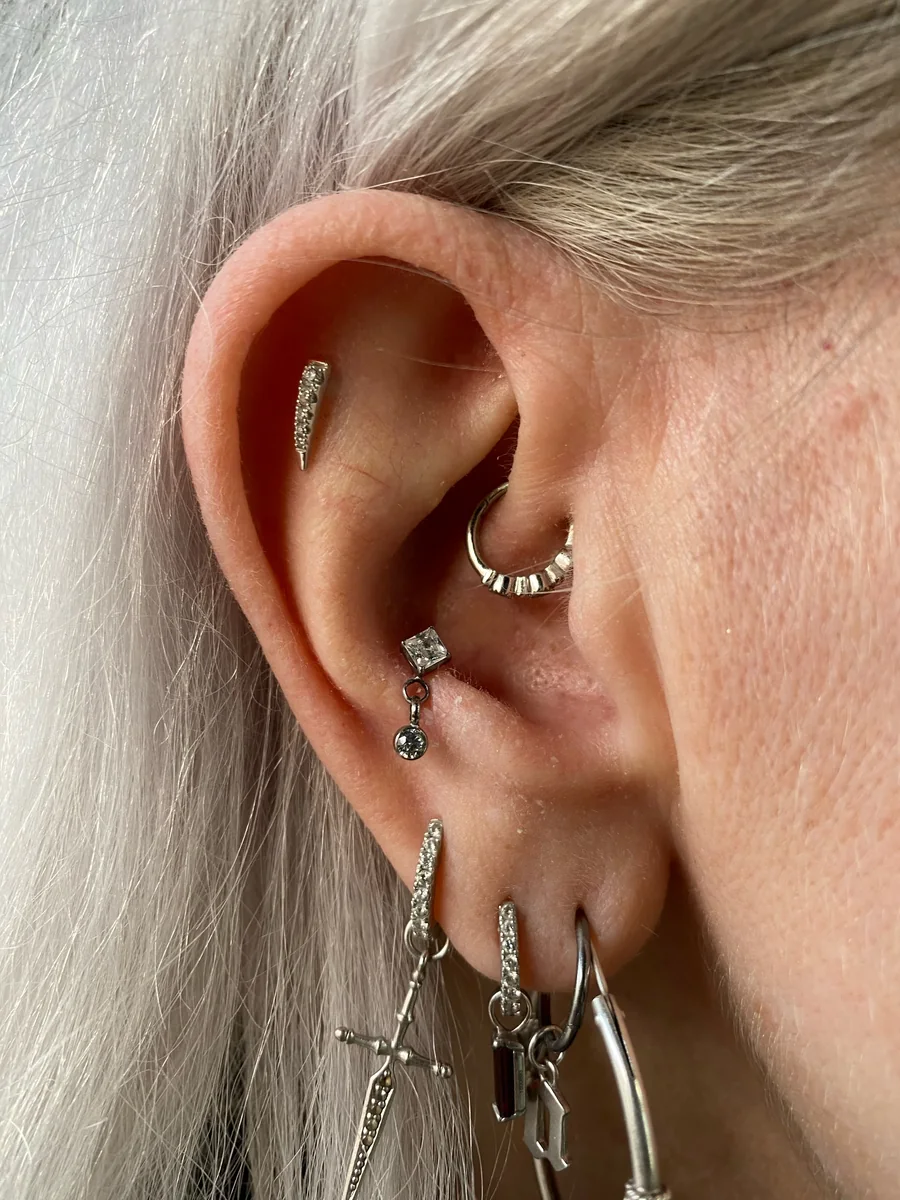 Piercings en la oreja realizados en The Club